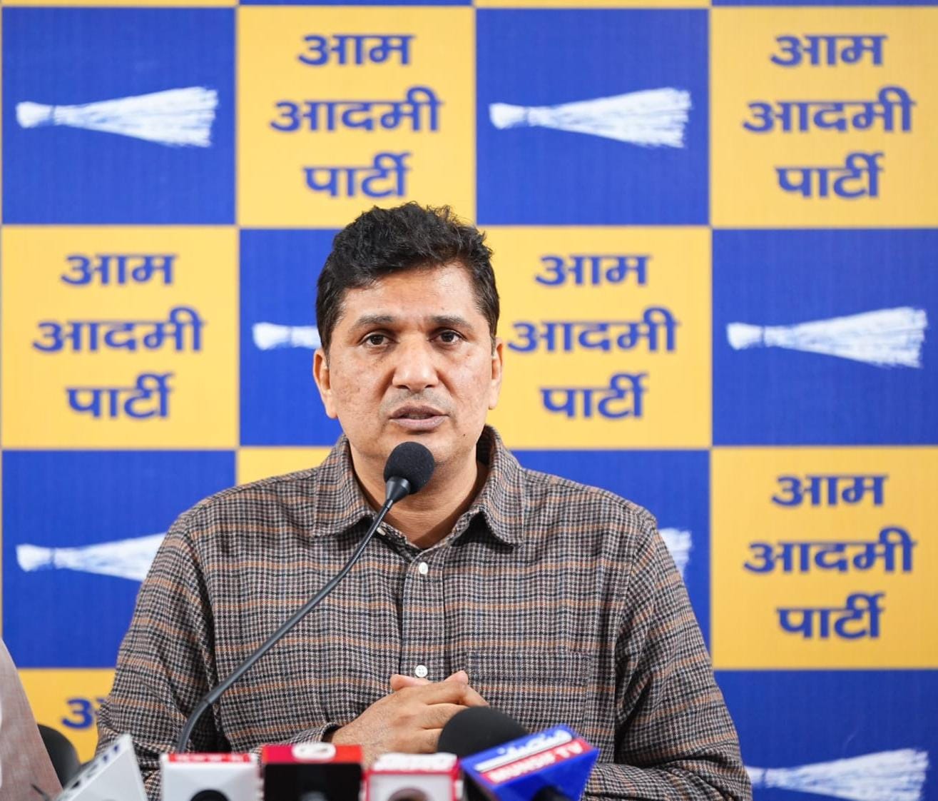 خود کو لوکل گارجین کہنے والے ایل جی احمد آباد میں لطف اٹھا رہے ہیں