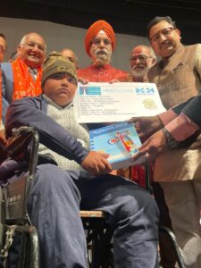 ضرورت مند طلباءمیں وظائف، نصابی کتب، اسٹیشنری اور ٹریک سوٹ تقسیم میئر سردار راجہ اقبال کی ترون متر پریشد کی گولڈن جوبلی تقریبات میں شرکت