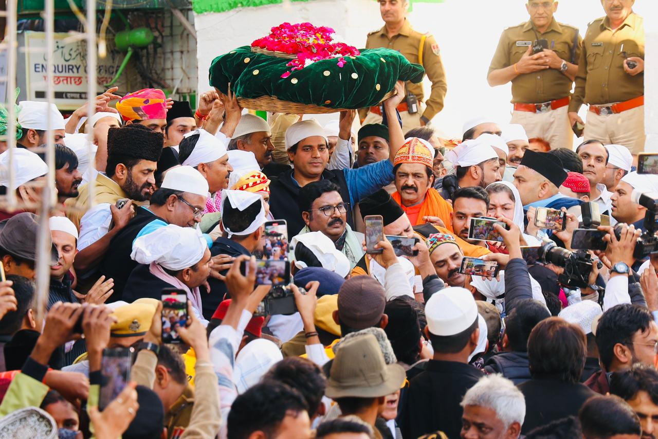 کھڑگے کی جانب سے عمران پرتاپ گڑھی نے درگاہ پر پیش کی چادر