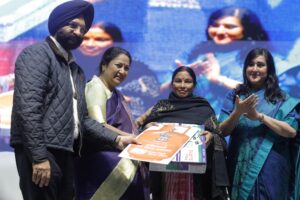 وزیر اعلیٰ ریکھا گپتا نے 5,100 خواتین کو ‘اجولا’ کا تحفہ دیا