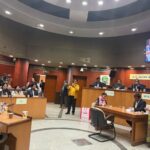 اسٹینڈنگ کمیٹی چیئرپرسن کے سامنے کیوں کھڑے ہورہے ہیںمیئر