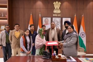 وزیر اعلیٰ سدھیر کمار کے اہلیہ سنیتا دیوی کو دس لاکھ کا چیک دیا