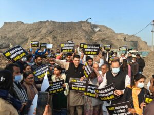 آپ نے دیہی علاقہ بھلسوا میں فضلہ ڈالنے پر بی جے پی سرکار کے خلاف محاذ کھولا