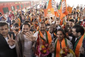 کیرالہ سے 115 نومنتخب کونسلروں کا دہلی پہنچنے پر نئی دہلی ریلوے اسٹیشن پر استقبال