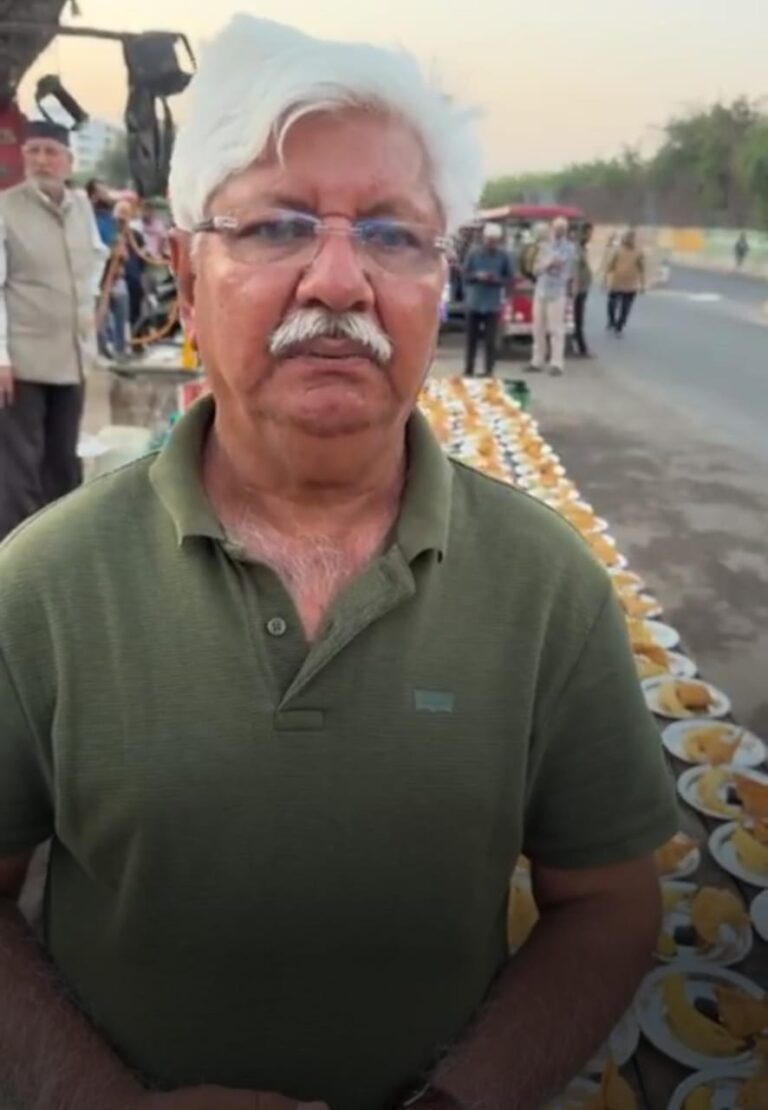 آصف محمد خان کی کالندی کنج واقع رہائش گاہ کے باہر راہ گیروں کےلئے افطار کا اہتمام