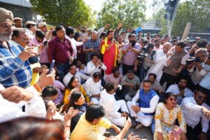 ارکان اسمبلی کو ودھان سبھا احاطے میں داخل ہونے سے روکنے پر مظاہرہ