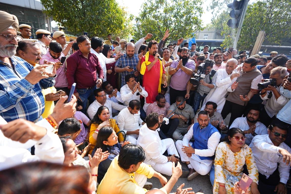 ارکان اسمبلی کو ودھان سبھا احاطے میں داخل ہونے سے روکنے پر مظاہرہ