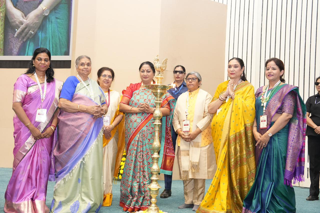 خواتین نہ صرف روایت کی علمبردار ہیں بلکہ تبدیلی کی علمبردار بھی ہیں:وزیر اعلیٰ