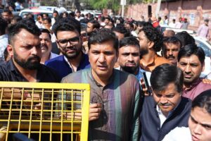 اتم نگر علاقے میں مقتول کے اہل خانہ سے ملنے سے روکنے آپ برہم