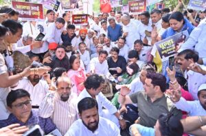 گیس سلنڈر کے بحران پرمودی سرکار کے خلاف کانگریس نے بی جے پی ہیڈکوارٹر کا گھیراو ¿ کیا