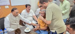 آگ زنی کے متاثرہ خاندان کے سربراہ سے اظہار تعزیت