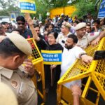 ارکان اسمبلی کی معطلی کے خلاف آپ نے جمہوریت کی ارتھی نکال کر مظاہرہ کیا