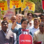 آپ اراکین اسمبلی نے گیس کی قلت کے خلاف اسمبلی کے باہر کیا مظاہرہ