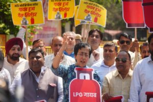 آپ اراکین اسمبلی نے گیس کی قلت کے خلاف اسمبلی کے باہر کیا مظاہرہ