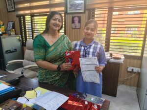 دیو سماج ماڈرن اسکول کی طالبہ یسرا رضوان نے آٹھویں کلاس میں کیا ٹاپ کلاس ٹیچرمحترمہ انوپم نے بچی کو دی مبارکبا ،پرنسپل محترمہ ونیتا نے تحفہ پیش کیا