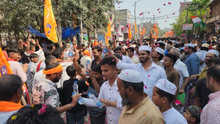 ہنومان جینتی کے موقع پرنکالے گئے جلوس پرمسلمانوں نے پھولوں کی بارش کی