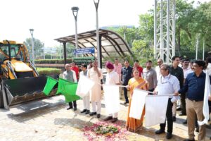 میئر نے گاڑیوں کے نئے بیڑے کو جھنڈی دکھا کر روانہ کیا