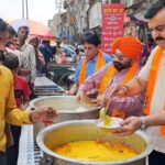 صدر بازار مارکیٹ ایسو سی ایشن کی جانب سے قطب روڈ پر بھنڈارا کا اہتمام