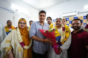 مٹیا محل اسمبلی حلقہ کے کانگریس لیڈرعاقل تنو اور فرید نے حامیوں کے ساتھ آپ کا دامن تھاما