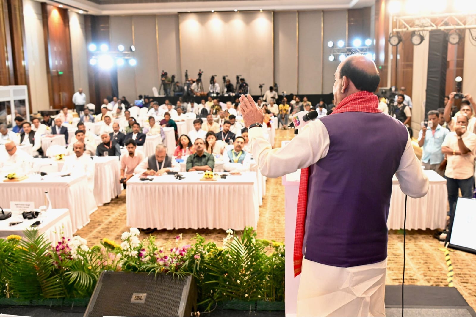 قانون ساز سیاست سے بالاتر ہو کر ایمانداری اور دیانتداری کے ساتھ عوام کی خدمت کریں