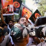 انڈین یوتھ کانگریس نے ڈی ڈی نیوز کے دفتر کے باہرکیا مظاہرہ