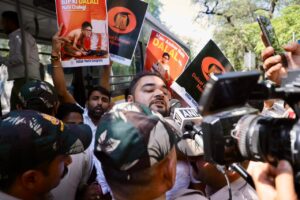 انڈین یوتھ کانگریس نے ڈی ڈی نیوز کے دفتر کے باہرکیا مظاہرہ