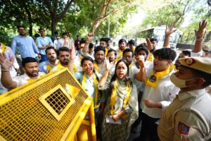 آپ کی طلبا ونگ کے لیڈر اورعاراکین ایل جی ہاﺅس پہنچنے