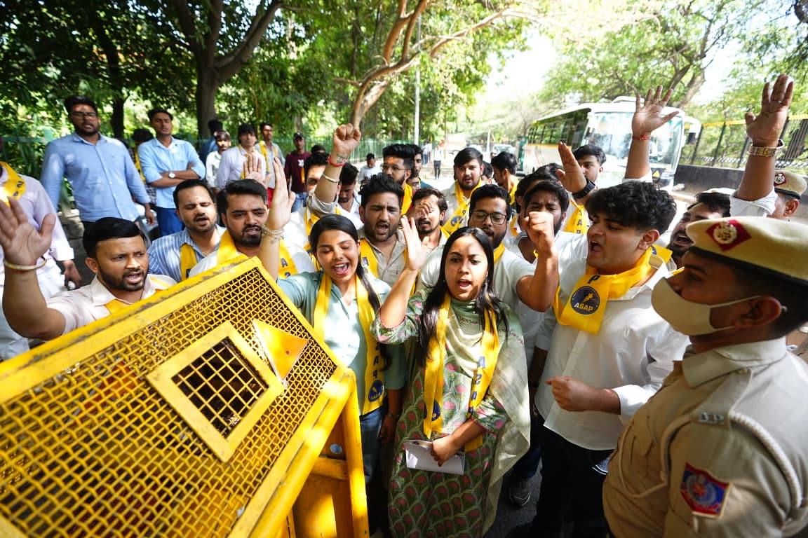 آپ کی طلبا ونگ کے لیڈر اورعاراکین ایل جی ہاﺅس پہنچنے