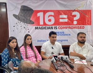 وزیر اعظم مودی قوم کے سا منے ایک ’جادوئی شو‘ ترتیب دے رہے ہیں