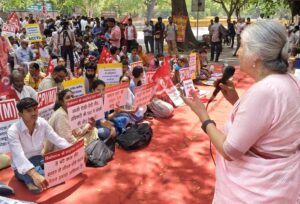 دہلی-این سی آر میں مزدور بدامنی پر بائیں بازو کی جماعتوں کا جنتر منتر پر مظاہرہ