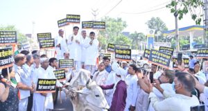 مہنگائی کے خلاف پیٹرول پمپوں اور مدر ڈیری آو ¿ٹ لیٹس پر مظاہرہ`
