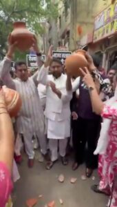 پانی کی قلت کو لے کرآپ کا بی جے پی کے خلاف مٹکا پھوڑ احتجاج جاری