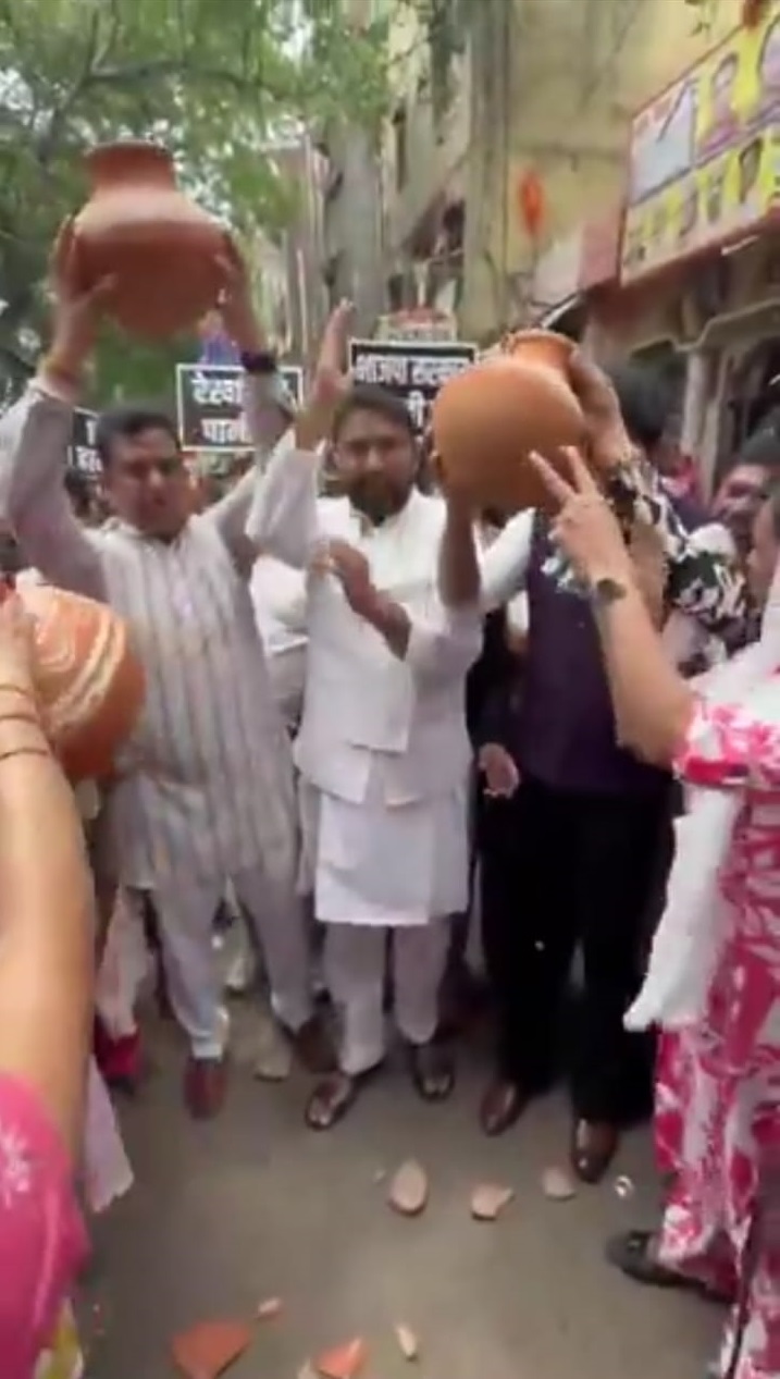 پانی کی قلت کو لے کرآپ کا بی جے پی کے خلاف مٹکا پھوڑ احتجاج جاری