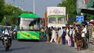 دہلی میں خواتین کیلئے ڈی ٹی سی بسوں میں شروع ہوا مفت سفر ہونے جا رہا ہے مشکل