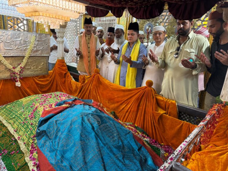 درگاہ حضرت نظام الدین اولیاءمیںوزیر اعظم کی لمبی عمر اور ان کی صحت و سلامتی کی کےلئے دعاکرائی گئی