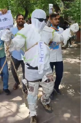 این ایس یو آئی کا ای سی آئی آفس کے باہر کٹھ پتلی شو