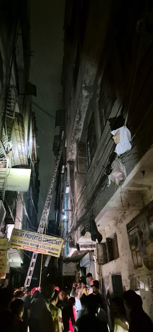 گووند پوری میں پانچ منزلہ عمارت میں آگ لگی، تین کی موت، پانچ لوگوں کو بچا لیا گیا