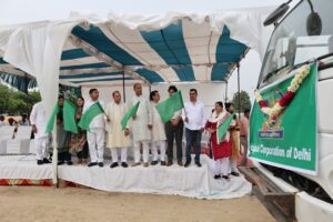 پرویش واہی نے 56 اضافی گاڑیوں کو ہری جھنڈی دکھا کر روانہ کیا