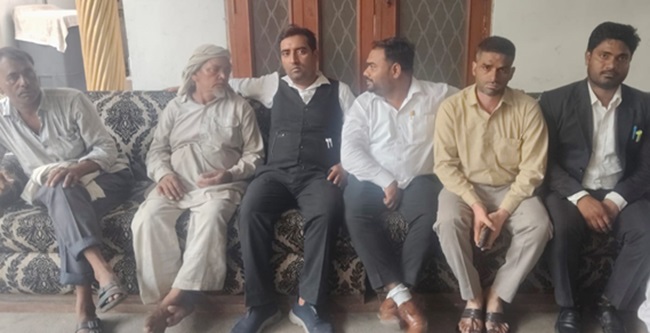 اے پی سی آر کے وفد کی جنید کے گھر آمد، اہل خانہ سے ملاقات، ہر ممکن قانونی تعاون کا یقین دلایا