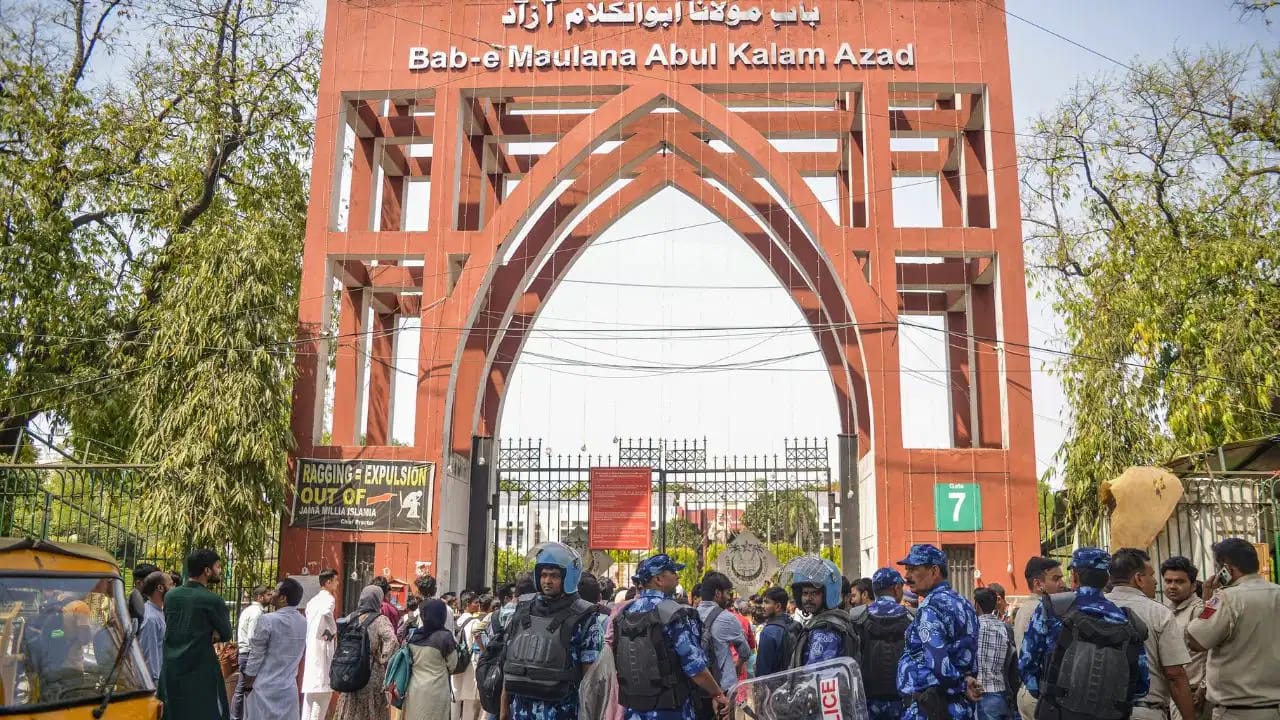 جامعہ ملیہ اسلامیہ کے کیمپس میں طلبا ءکا اپنے مطالبات کو لے کر دو دونوں سے احتجاج جاری
