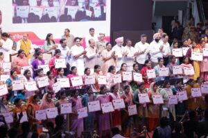 وزیرِ اعلیٰ ریکھا گپتا نے ’دہلی لکشمی یوجنا‘ کا آغاز کیا،اسکیم کے تحت اہل 65 خواتین کو اسناد سونپی گئیں