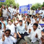 سائیکل گھوٹالے کو لے کر دہلی سکریٹریٹ کے باہرمظاہرہ